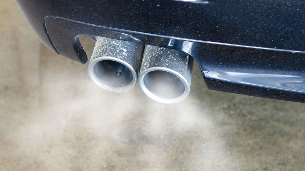 ท่อไอเสียใต้ท้องรถกระบะดีเซลสำหรับอธิบายระบบ DPF