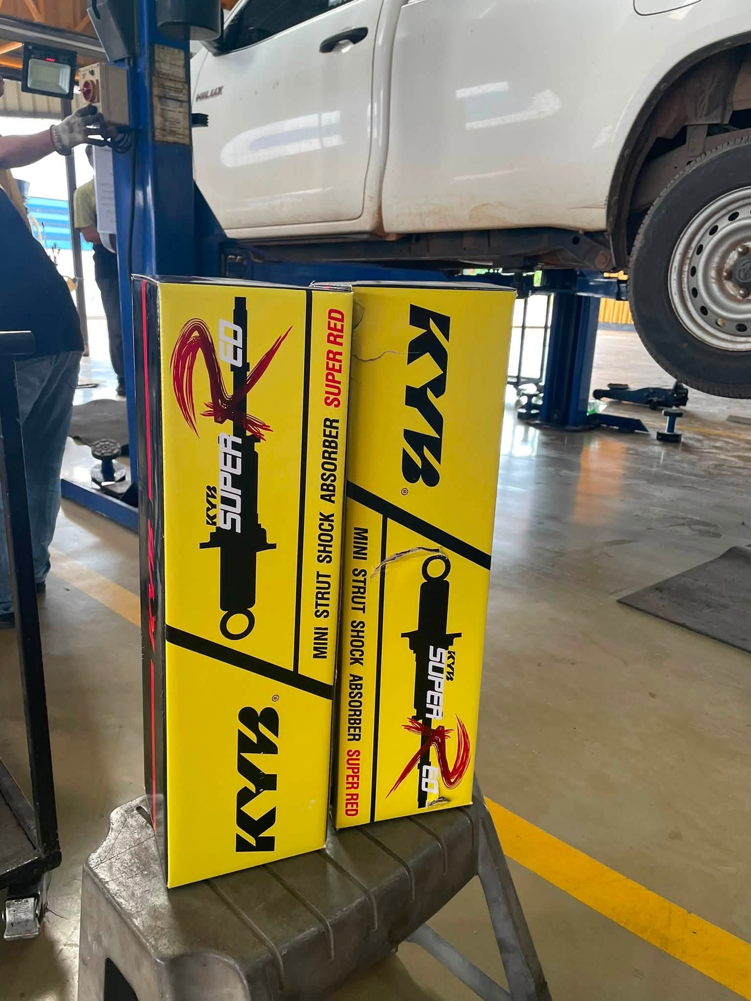 ช่างตรวจสอบใต้ท้องรถกระบะสำหรับบทความช่วงล่าง Hilux Revo