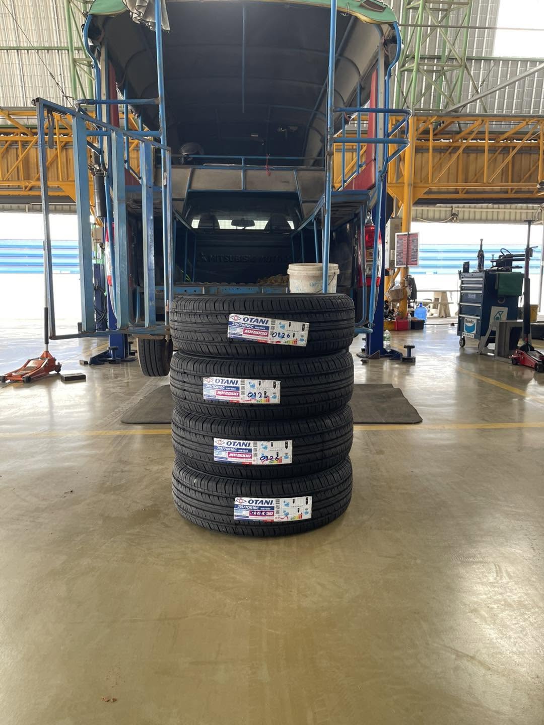 รถอเนกประสงค์ 7 ที่นั่งแบบ SUV จอดอยู่บนถนน