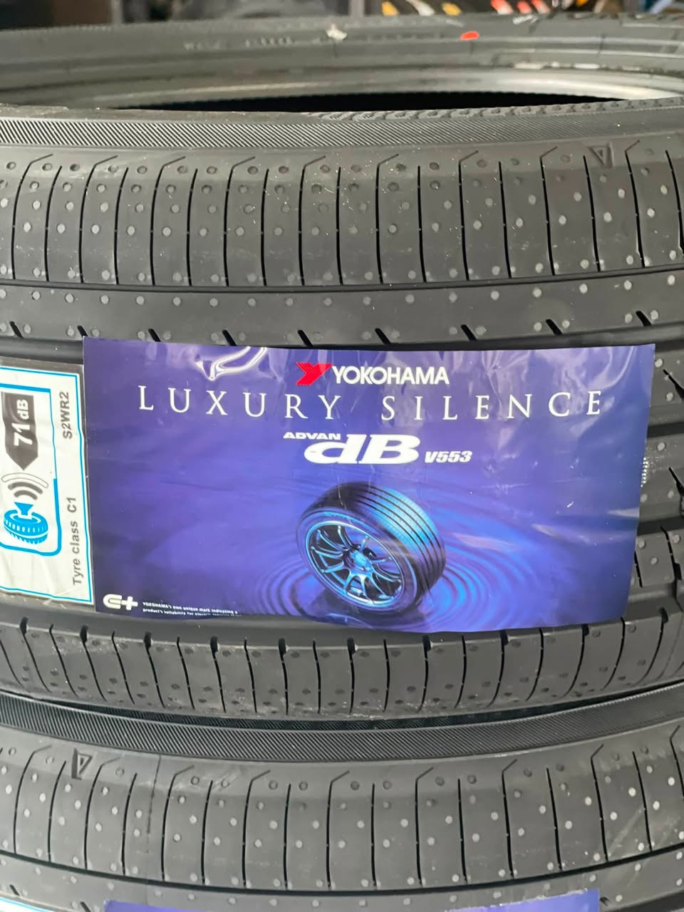 ลายดอกยาง Yokohama Advan dB V553 ระยะใกล้จากสินค้าจริงในร้าน